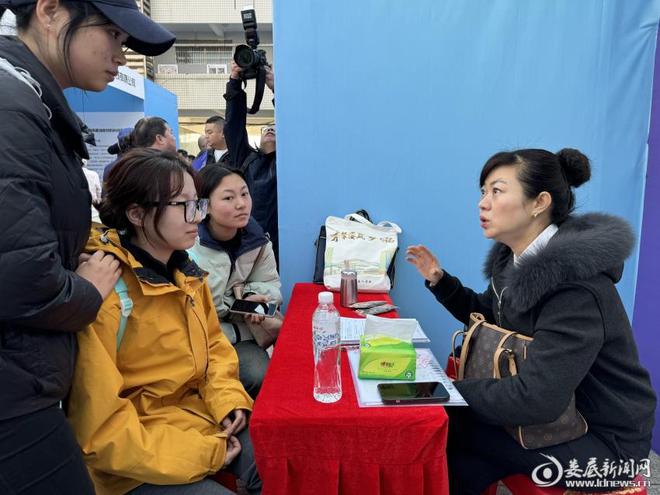 融媒报道丨娄底“材料谷”掀揽才热浪高校专场“燃”起新引擎(图1)